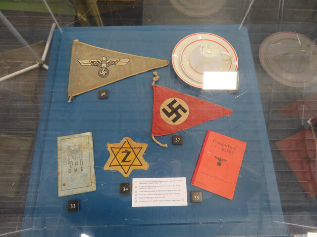 Présentoir d'artefacts&nbsp;&nbsp;&nbsp;&copy; Musée militaire de Trois-Rivières/D.Robert
