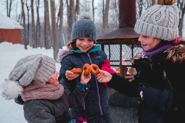 Enfants et dégustation de beignes&nbsp;&nbsp;&nbsp;&copy; Cabane à sucre D'Amours