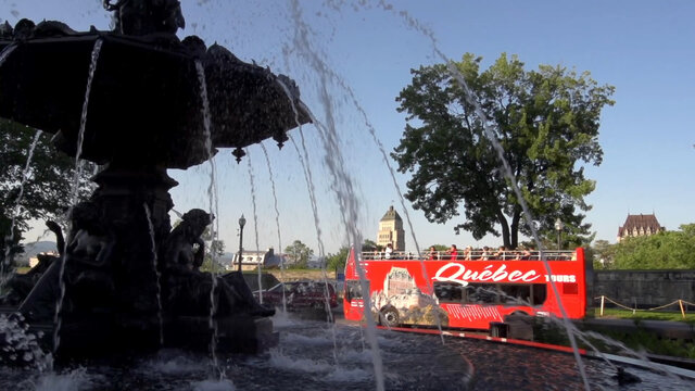 Le bus rouge devant la Fontaine de Tourny&nbsp;&nbsp;&nbsp;&copy; Unitours
