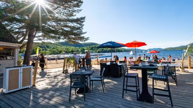 Plage du lac Tremblant - terrasse&nbsp;&nbsp;&nbsp;&copy; Station Mont Tremblant