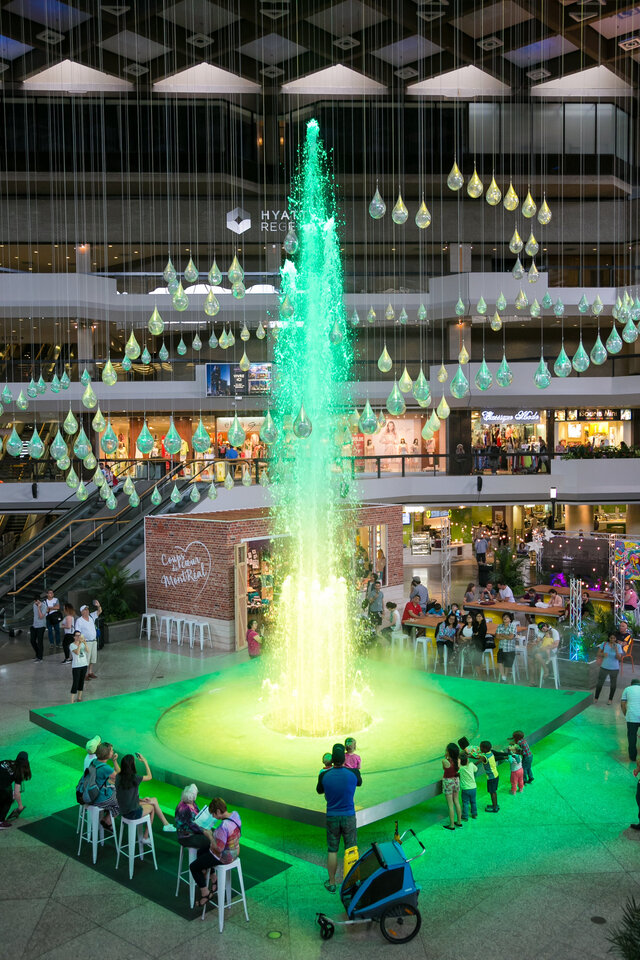 Complexe Desjardins - Prisma, les couleurs de Mtl (spectacle eau, son et lumière)&nbsp;&nbsp;&nbsp;&copy; Chantal Mathieu, photographe