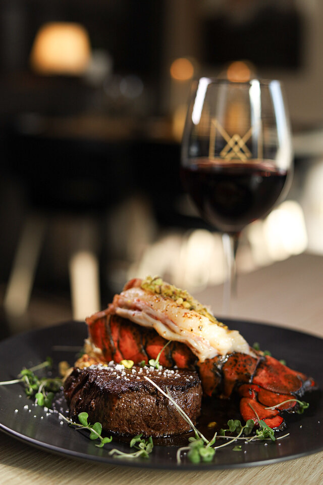 Filet mignon et homard&nbsp;&nbsp;&nbsp;&copy; Bistro Louis XIV