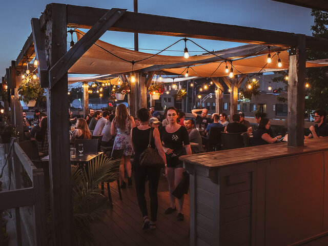 Terrasse le soir&nbsp;&nbsp;&nbsp;&copy; Microbrasserie Le Prospecteur