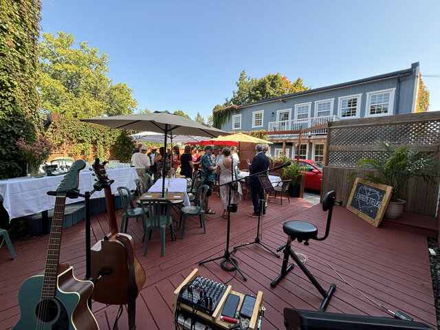 Terrasse extérieure&nbsp;&nbsp;&nbsp;&copy; Auberge Le Petit St-Andre