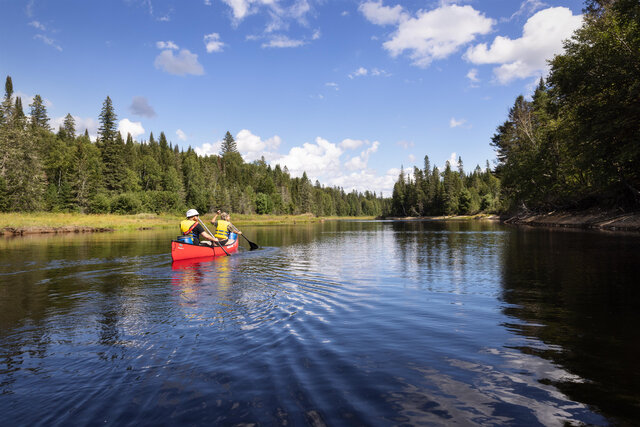 Aventures_Kiamika_canot_canot sur le lac et paysage&nbsp;&nbsp;&nbsp;&copy; Harmony LeReste