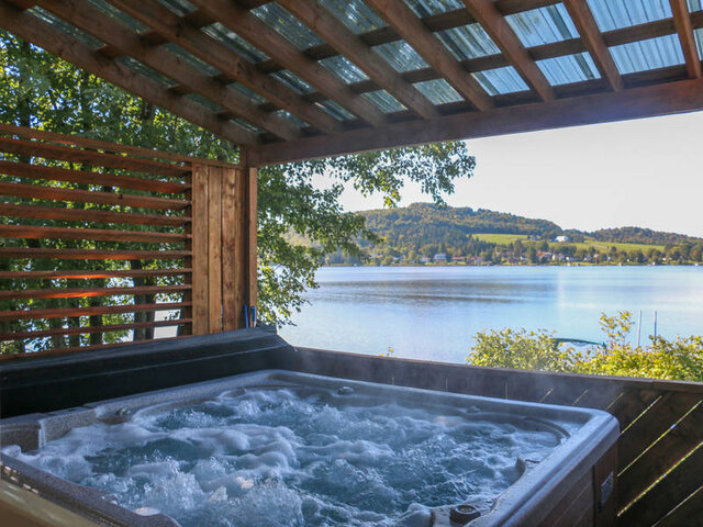 SPA avec vue sur le lac&nbsp;&nbsp;&nbsp;&copy; Maisons Et Chalets à Louer.Com