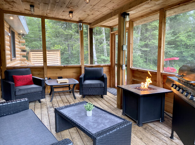 Véranda arrière&nbsp;&nbsp;&nbsp;&copy; Sauf au chalet S.E.N.C.