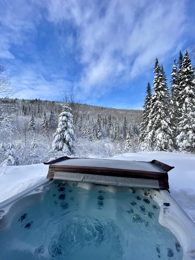 Spa&nbsp;&nbsp;&nbsp;&copy; Sauf au chalet S.E.N.C.