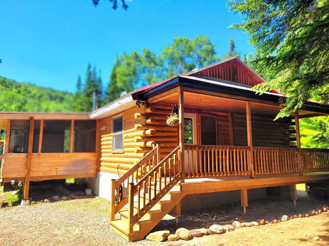Façade avant&nbsp;&nbsp;&nbsp;&copy; Sauf au chalet S.E.N.C.