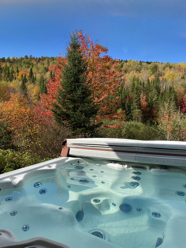Spa extérieur 4 saisons&nbsp;&nbsp;&nbsp;&copy; Sauf au chalet S.E.N.C.