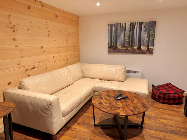 Second salon au sous-sol&nbsp;&nbsp;&nbsp;&copy; Sauf au chalet S.E.N.C.