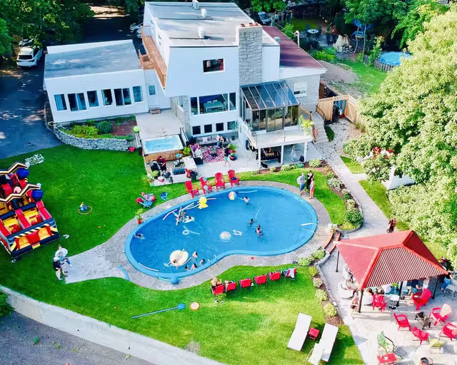 Vue aérienne de la villa, piscine animée et grands espaces extérieurs&nbsp;&nbsp;&nbsp;&copy; Villa au bord de l'eau