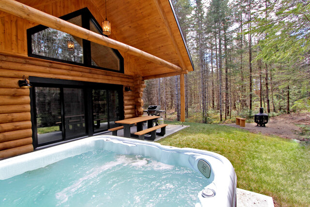 Le Charpentier - Aire de vie extérieure avec spa&nbsp;&nbsp;&nbsp;&copy; Au Chalet en Bois Rond