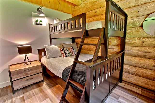 Le Charpentier - Chambre avec lit supperposé&nbsp;&nbsp;&nbsp;&copy; Au Chalet en Bois Rond