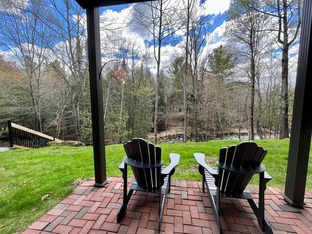 Terrasse avec vue sur la Rivière-aux-Cerises&nbsp;&nbsp;&nbsp;&copy; M-S.Lemay