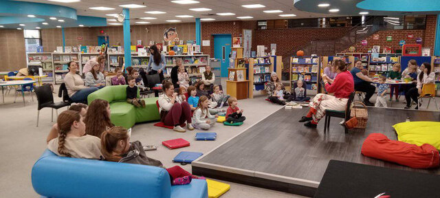 Contes pour enfants en bibliotheque avec Celine Lafontaine&nbsp;&nbsp;&nbsp;&copy; Louise Magnan