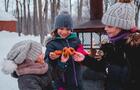 Enfants et dégustation de beignes&nbsp;&nbsp;&nbsp;&copy; Cabane à sucre D'Amours