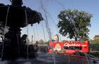 Le bus rouge devant la Fontaine de Tourny&nbsp;&nbsp;&nbsp;&copy; Unitours