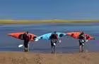 3 kayaks à l'épaule, Îles-de-la-Madeleine&nbsp;&nbsp;&nbsp;&copy; Éric Marchand