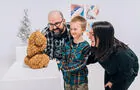 Une famille en visite d'une exposition&nbsp;&nbsp;&nbsp;&copy; Caroline Perron