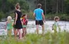 Famille qui s'amuse sur la berge, Québec&nbsp;&nbsp;&nbsp;&copy; P.Jobin