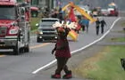 La mascotte au défilé