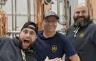 L'équipe de la Miellerie King devant l'alambic&nbsp;&nbsp;&nbsp;&copy; Miellerie King - distillerie & hydromellerie