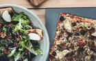 Pizza végétarienne de luxe et salade chèvre chaud&nbsp;&nbsp;&nbsp;&copy; La Piazzetta