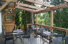 Terrasse sur le bord de la rivière