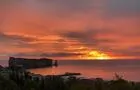 Levée de soleil en arrière du Rocher Percé&nbsp;&nbsp;&nbsp;&copy; N.Méthot