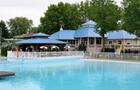 Vue partielle de la piscine restaurant dépanneur