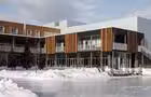 Hôtel et patinoire en saison hivernale