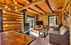 Le Loup BLanc - Salon avec foyer&nbsp;&nbsp;&nbsp;&copy; Au Chalet en Bois Rond