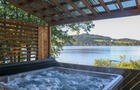 SPA avec vue sur le lac&nbsp;&nbsp;&nbsp;&copy; Maisons Et Chalets à Louer.Com