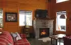 Salle de séjour avec foyer&nbsp;&nbsp;&nbsp;&copy; Chalets BSL