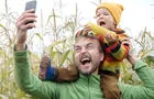 Papa et enfant&nbsp;&nbsp;&nbsp;&copy; Labyrinthe Galaxie