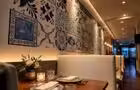 Restaurant Le 514 – Coin repas chaleureux et décor mural d’inspiration Talavera&nbsp;&nbsp;&nbsp;&copy; Restaurant Le 514