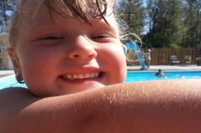 CAMPING AU BORD DE LA RIVIÈRE