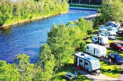 CAMPING AU BORD DE LA RIVIÈRE