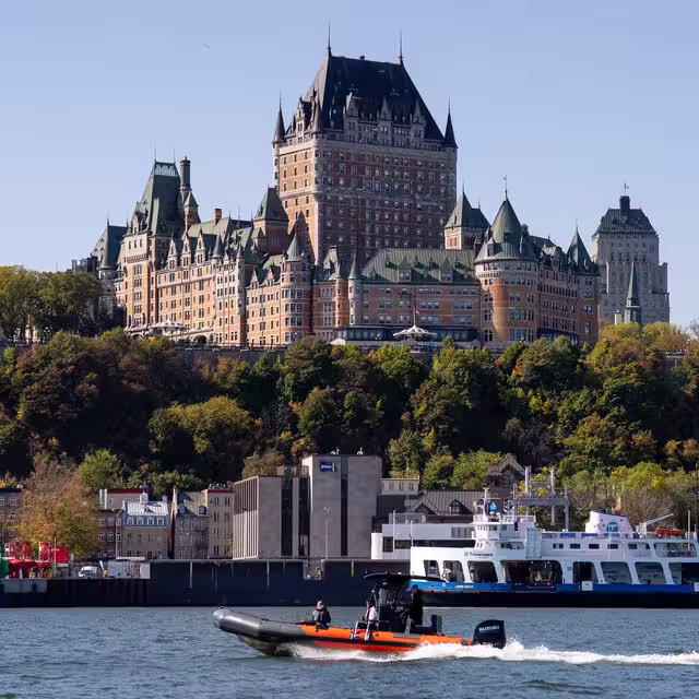 Orca et le Château Frontenac&nbsp;&nbsp;&nbsp;&copy; Christian Lamontagne