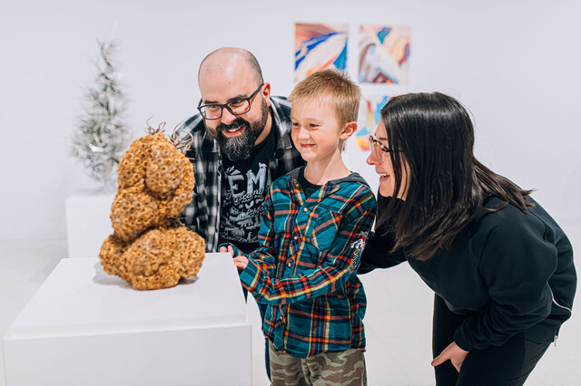 Une famille en visite d'une exposition&nbsp;&nbsp;&nbsp;&copy; Caroline Perron
