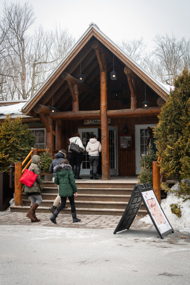 Clients se dirigeant vers l'entrée de l'Érablière Charbonneau&nbsp;&nbsp;&nbsp;&copy; LAURIANNE GERVAIS-COURCHESNE