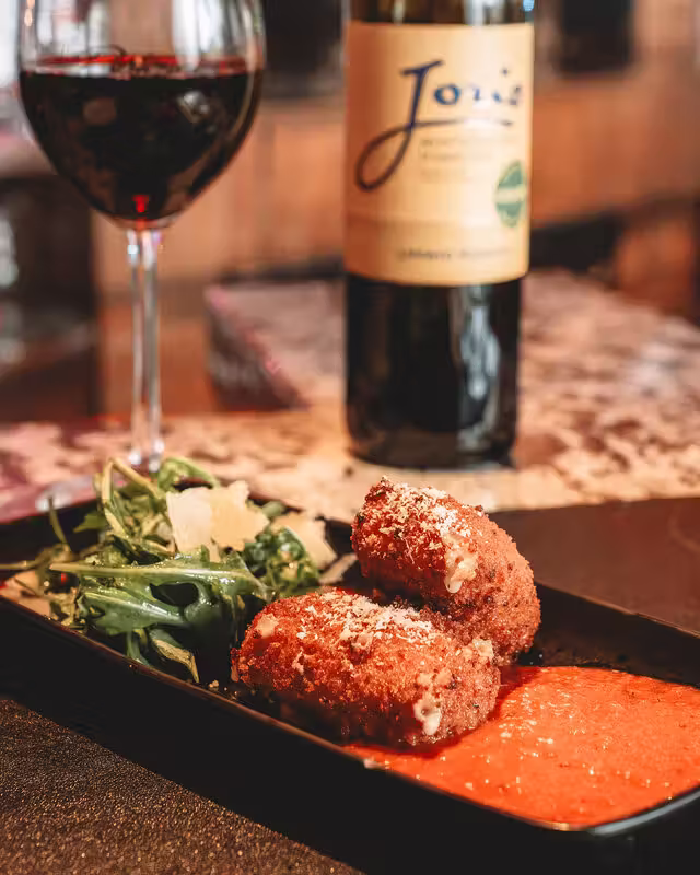Succulent repas et vin&nbsp;&nbsp;&nbsp;&copy; Portofino