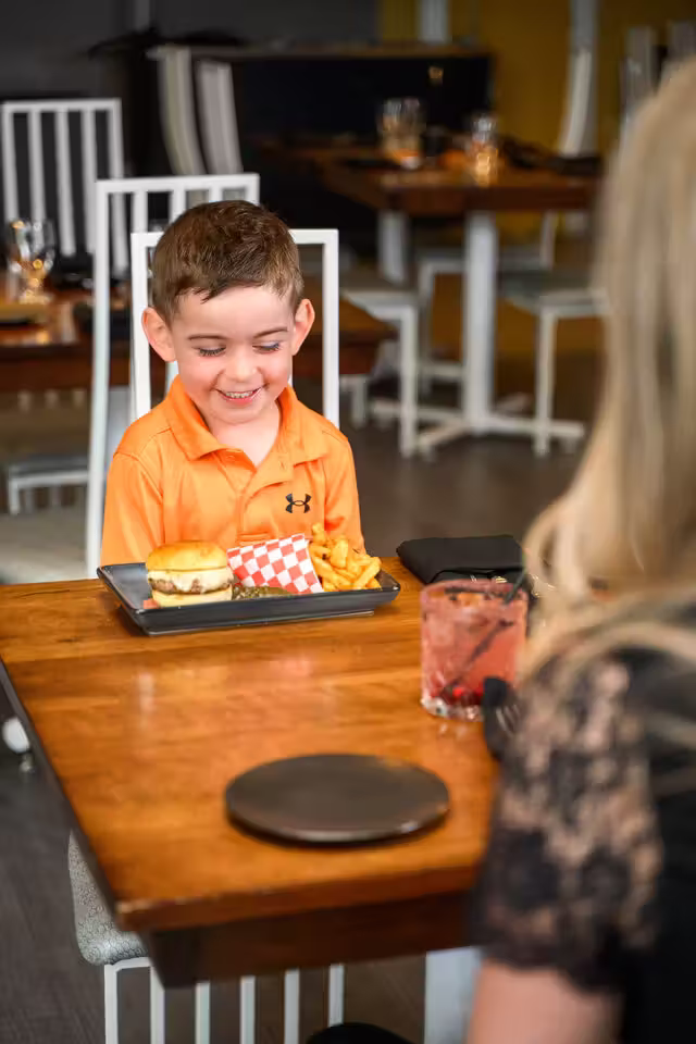 Enfant qui mange un burger&nbsp;&nbsp;&nbsp;&copy; KTH Photographie
