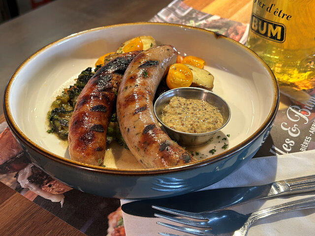 Duo de saucisses charlevoisiennes - Resto-Pub Belles & Bum&nbsp;&nbsp;&nbsp;&copy; J.Tremblay