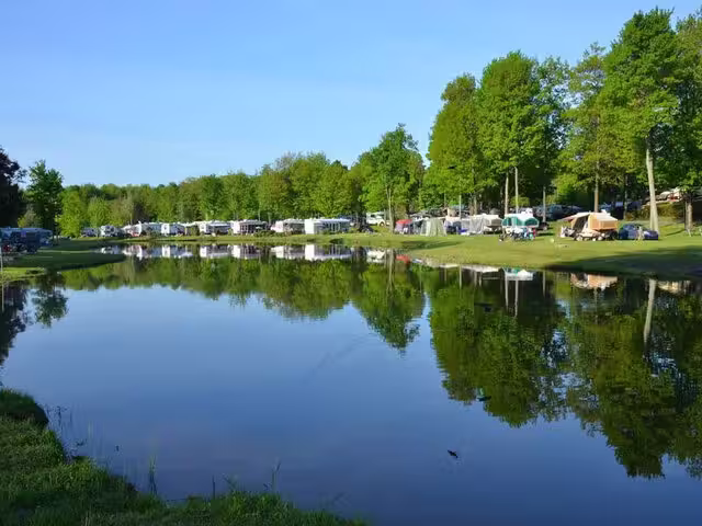 Camping et plan d'eau