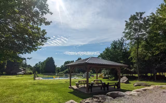 Piscine et gazebo&nbsp;&nbsp;&nbsp;&copy; CAMPING STE-JUSTINE