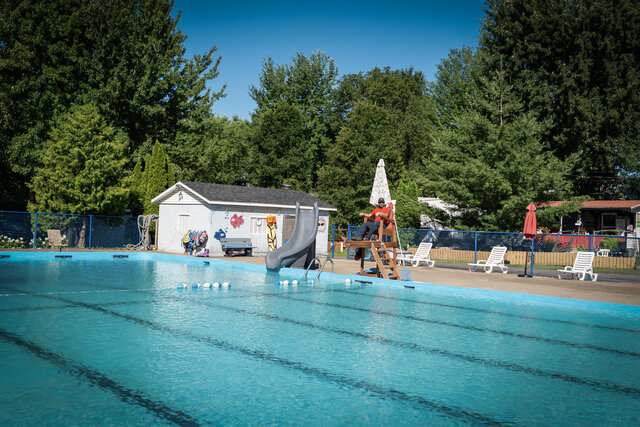 Piscine&nbsp;&nbsp;&nbsp;&copy; Marek Theoret