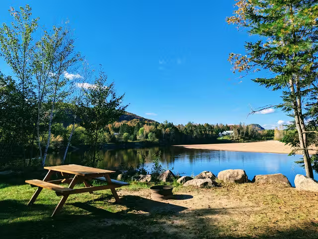 Terrain 3 services vue rivière&nbsp;&nbsp;&nbsp;&copy; Camping Domaine des Cèdres