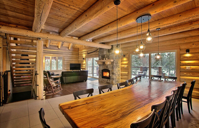 Le Draveur - Salle à manger à aire ouverte&nbsp;&nbsp;&nbsp;&copy; Au Chalet en Bois Rond